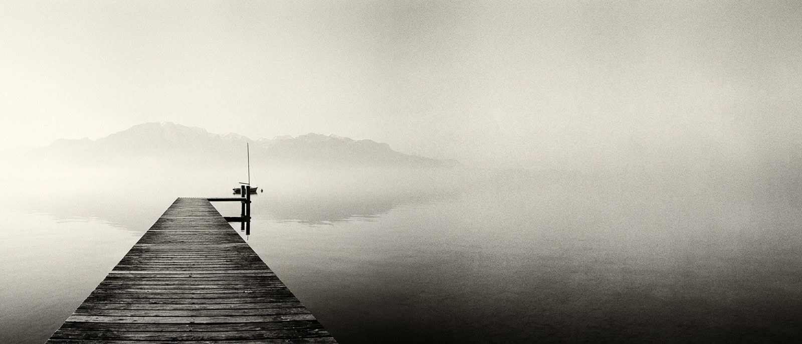 Ponton sur le lac Léman dans la brume