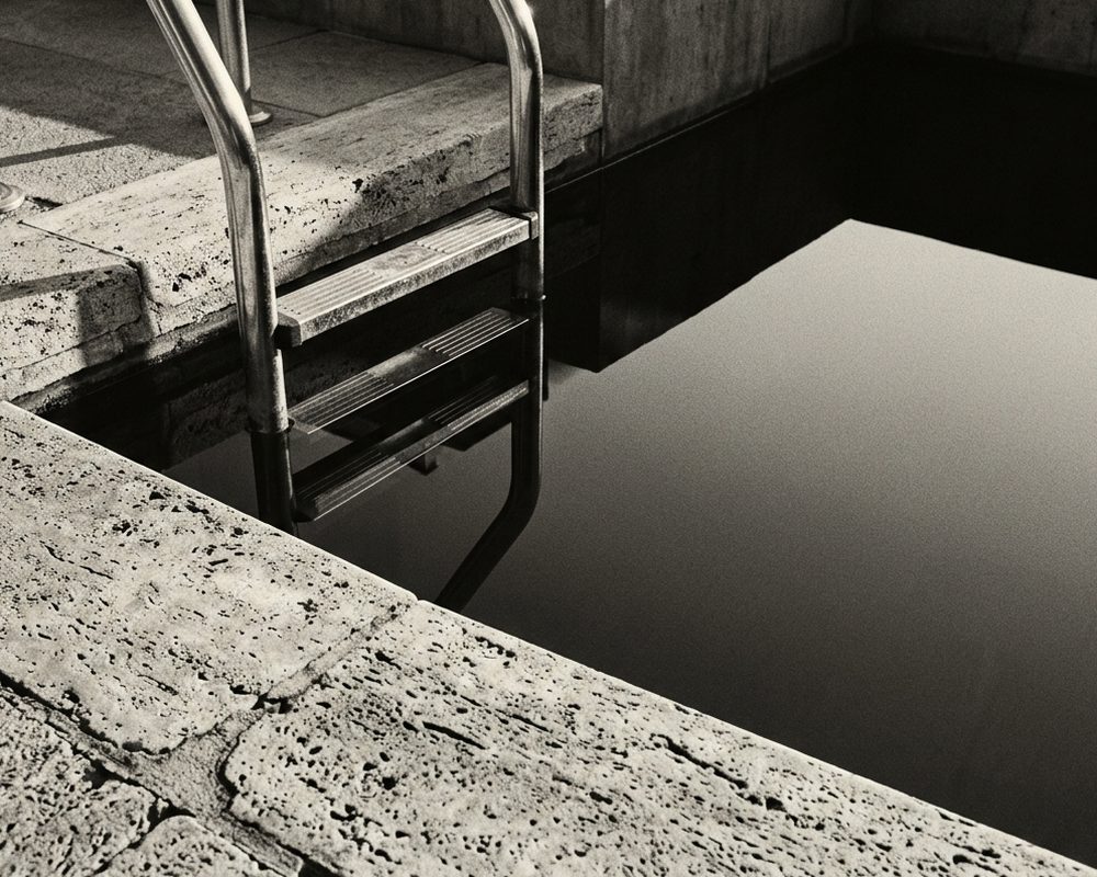 Échelle de piscine dans une eau lisse