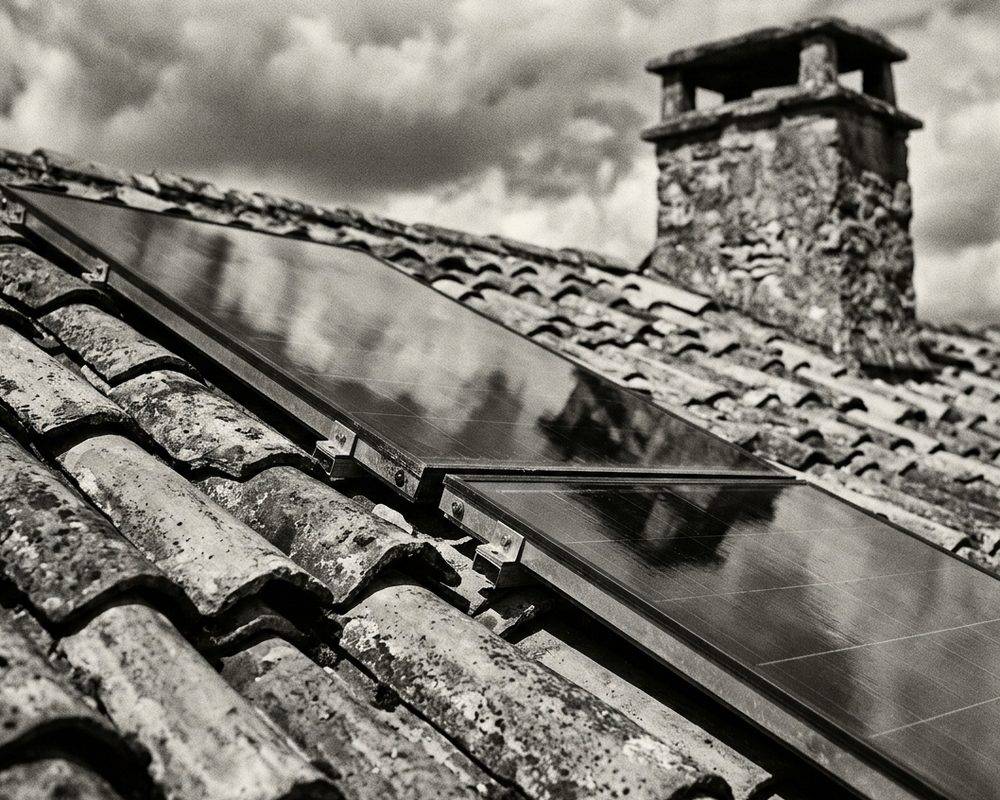 Panneaux solaires sur un toit de tuiles anciennes