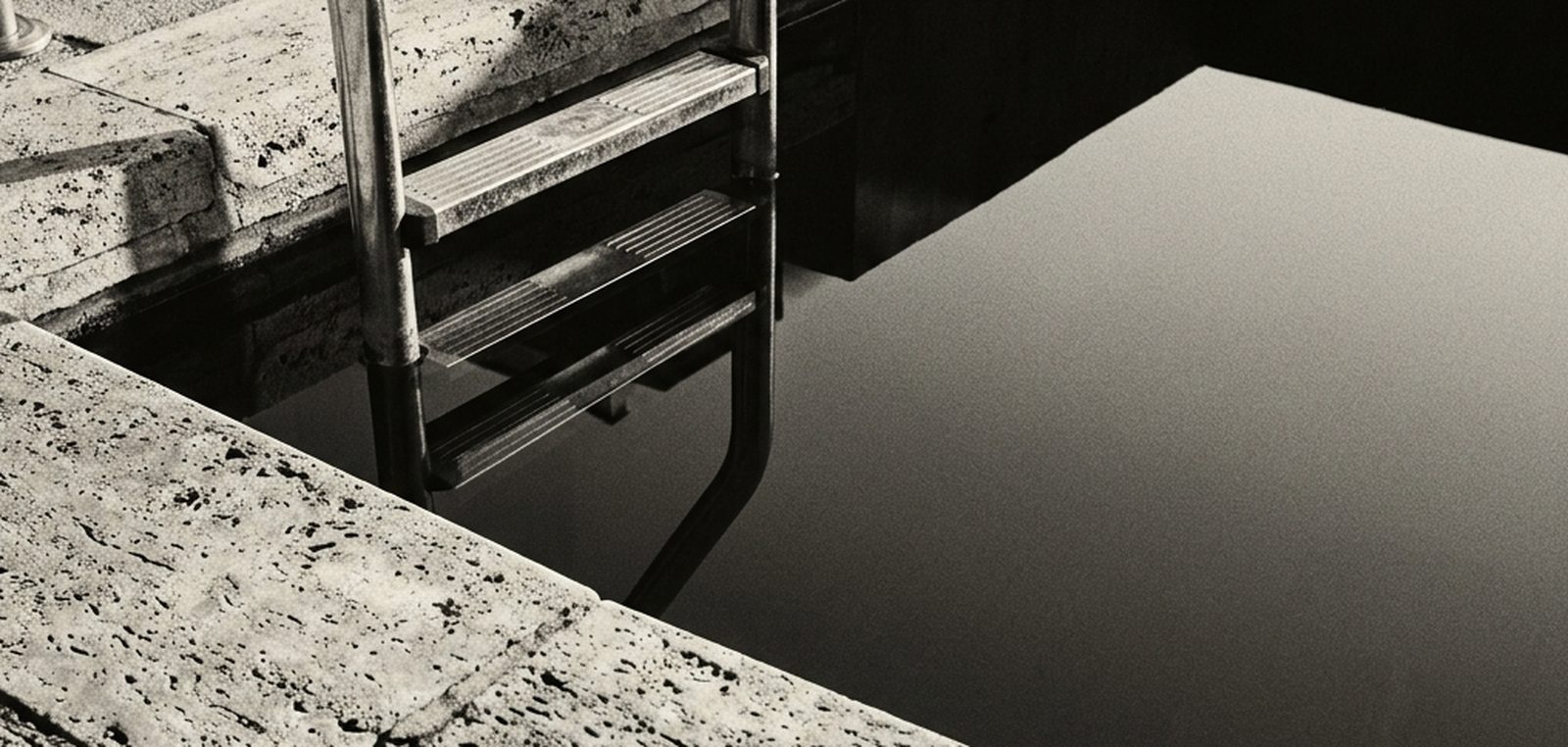 Échelle de piscine dans une eau lisse